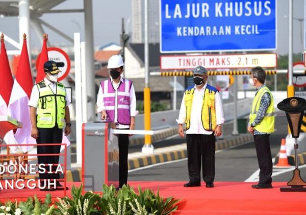 Presiden Jokowi Resmikan Tol Presiden Jokowi saat meresmikan Jalan Tol Pulo Gebang-Kelapa Gading sepanjang 9,3 km. (Foto: Dok. BPJT)