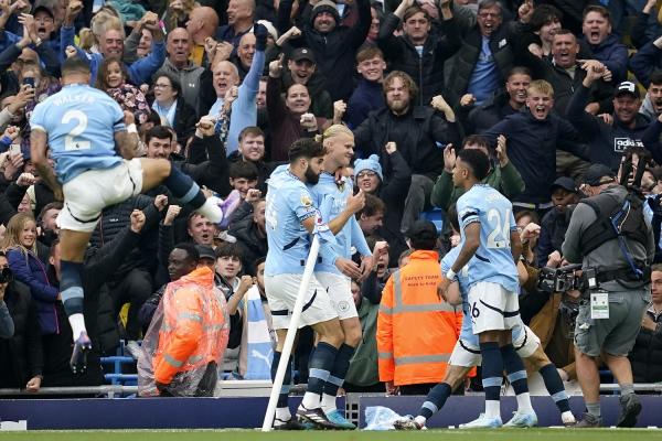 Striker Manchester City Erling Haaland (tengah) me Striker Manchester City Erling Haaland (tengah) merayakan golnya ke gawang Arsenal pada pekan kelima Liga Inggris 2024-2025 di Etihad Stadium. Minggu (22/9/2024) malam WIB. (Foto: AP Photo/Dave Thompson)