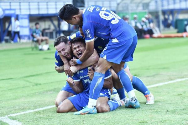 Striker Persib Bandung Dimas Drajad Striker Persib Bandung Dimas Drajad dipeluk rekan-rekannya usai bikin gol ke gawang Persija Jakarta di Stadion Si Jalak Harupat, Kabupaten Bandung, Jawa Barat pada Senin (23/9/2024). (Foto: Instagram @dimasdrajad)