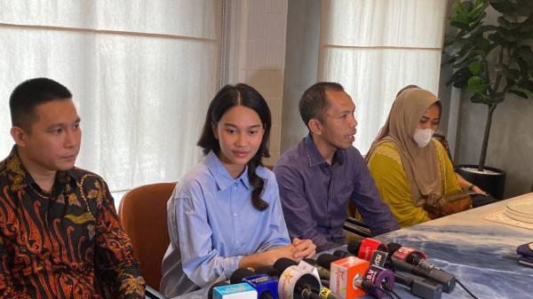 Azizah Salsha saat melakukan konferensi pers, Rabu (25/9/2024). (Foto: iNews.id/Nurul Amanah)