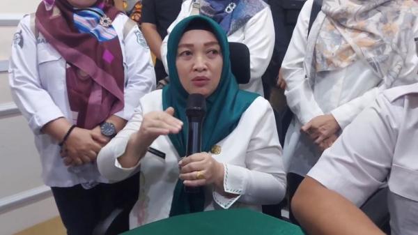 Kepala Dinas PPA gorontalo kasus murid-guru Kepala Dinas Pemberdayaan Perempuan dan Anak (PPA) Kabupaten Gorontalo Zascamelya Uno saat memberi keterangan terkait kondisi murid yang terlibat skandal video syur dengan guru kini trauma berat. (Foto: MPI/Nurfaizi Lahasan)
