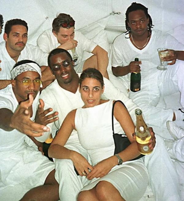 P Diddy dan sahabatnya P Diddy dan sahabatnya mengenakan pakaian putih. (Foto: X)