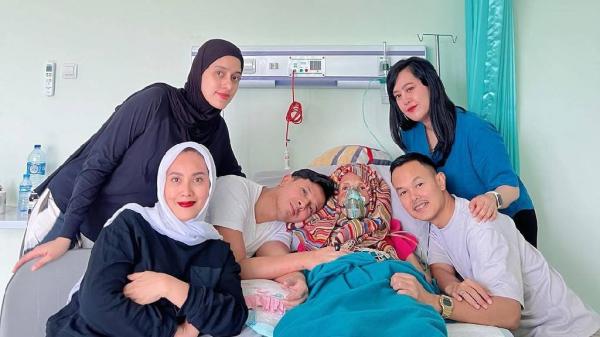 Sonny dan ibunda tersayang, beserta keluarga Sonny dan ibunda tersayang, beserta keluarga. (Foto: Instagram)