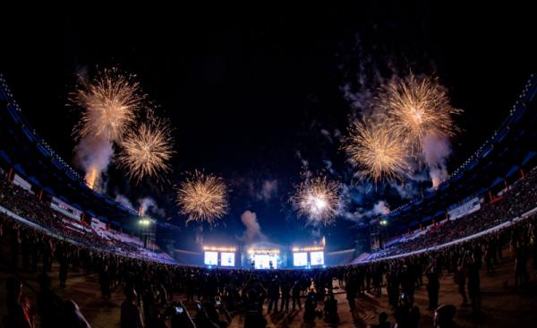 Konser Sheila On 7 Tunggu Aku di Bandung Rentetan special effect dan hujan kembang api di akhir pertunjukan Konser Sheila On 7 Tunggu Aku di Bandung. (Foto: dok Antara Suara)