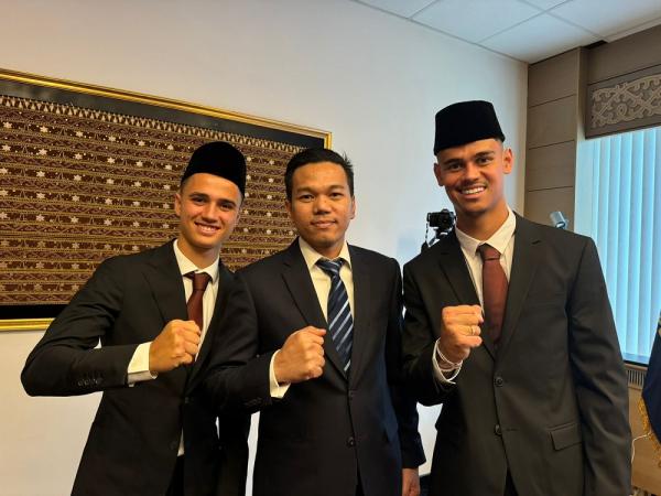 Mees Hilgers Eliano Reijnders Mees Hilgers dan Eliano Reijnders resmi menjadi Warga Negara Indonesia (Foto: Kemenkumham)