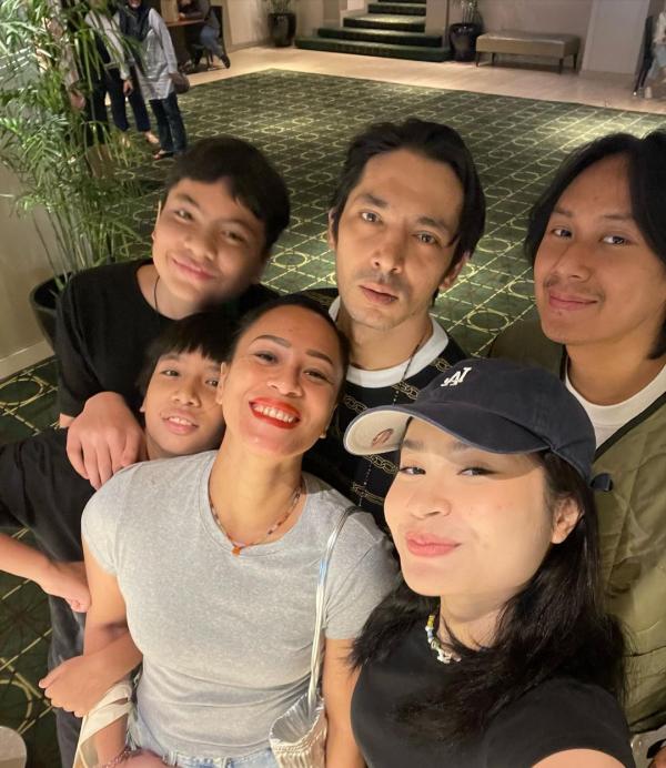 Abimana dan keluarganya Abimana bersama istri dan keempat anaknya. (Foto: Instagram)
