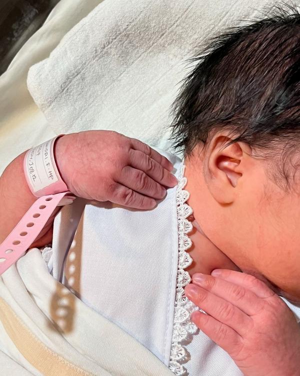 Anak kelima Abimana Anak kelima Abimana Aryasatya dan Inong Ayu, berjenis kelamin perempuan. (Foto: Instagram)
