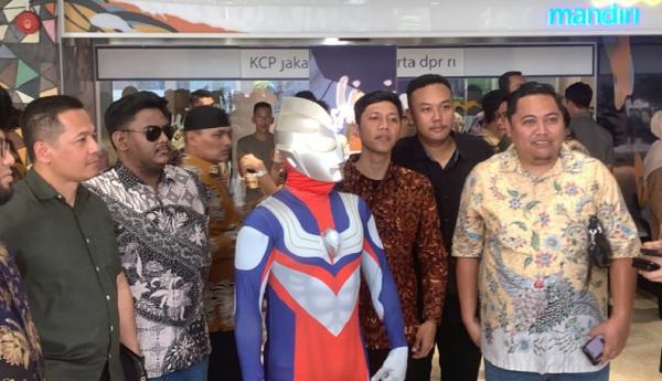 Jamaludin Ultraman Anggota legislatif terpilih dari Dapil II Jawa Tengah, Jamaludin Malik mengenakan kostum Ultraman (foto: MPI)
