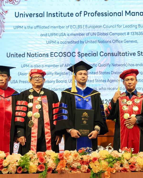 Raffi Ahmad dan gelar barunya Raffi Ahmad dapat gelar doctor honoris causa dari UIPM Thailand. (Foto: Instagram)