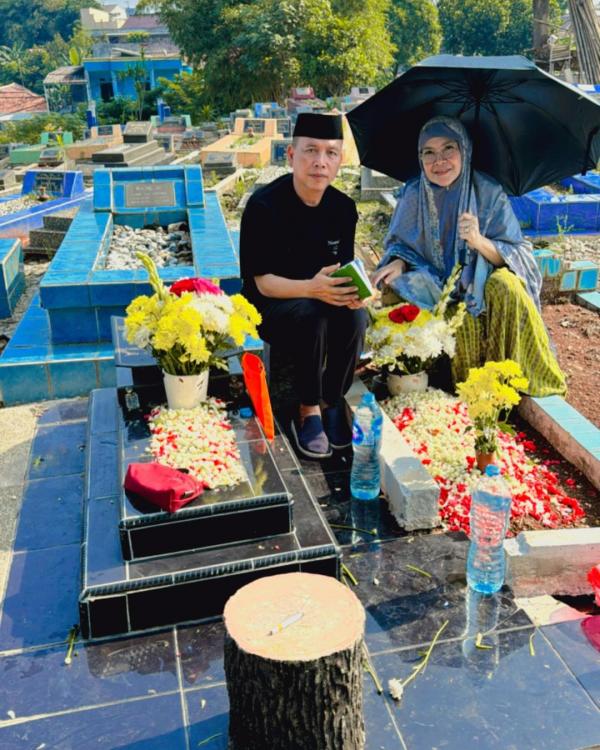 Umi Kalsum di makam Baby Rayaz Umi Kalsum ditemani suaminya, Abdul Rozak, di makam Baby Rayaz. (Foto: Instagram)