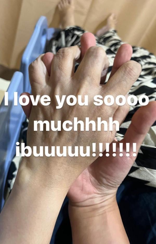 Chiki Fawzi pegang tangan ibunda Chiki Fawzi pegang tangan ibunda, Marissa Haque. (Foto: Instagram)