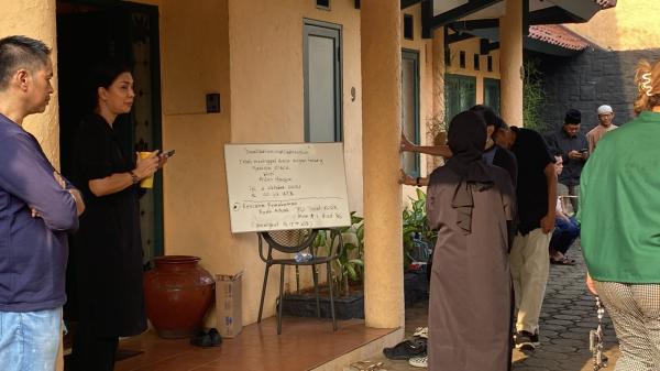 Shahnaz Haque ada di rumah duka Marissa Haque Shahnaz Haque ada di rumah duka Marissa Haque di kawasan Bintaro, Tangerang Selatan. (Foto: Nurul Amanah)