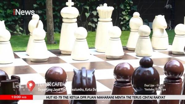 Cafe Tutur Area catur raksasa di Museum Catur Indonesia. (Foto: iNews TV)