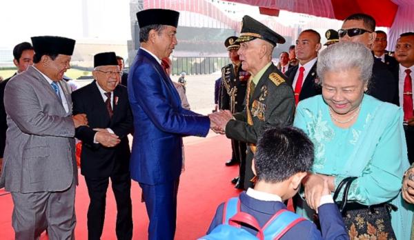 jokowi try sutrisno Presiden Jokowi bersalaman dengan Wakil Presiden ke-6 Try Sutrisno dalam peringatan HUT ke-79 TNI di Monas. (Foto Setpres).