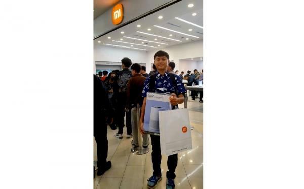 Pembeli Xiaomi 14T Series First sale Xiaomi 14T Series memberikan banyak promo bagi 100 pembeli pertama. (Foto: iNews Media Group/Jack Newa)