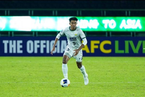 Kakang Rudianto Pelatih Persib Bandung, Bojan Hodak memberi sanksi kepada Kakang Rudianto usai insiden dugaan pemukulan ke Bobotoh. Mantan pemain Timnas Indonesia disanksi pemotongan gaji. (Foto: instagram/kakangrudianto33)