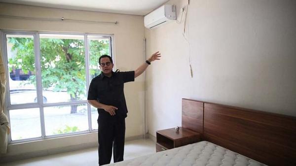 Sekjen DPR Indra Iskandar memperlihatkan kondisi Sekjen DPR Indra Iskandar memperlihatkan kondisi rumah dinas (foto: MPI)