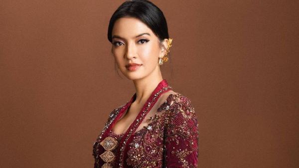 Raline Shah berkebaya Raline Shah sangat aktif sebagai filantropi, baik di Indonesia mau pun level dunia. (Foto: Instagram)