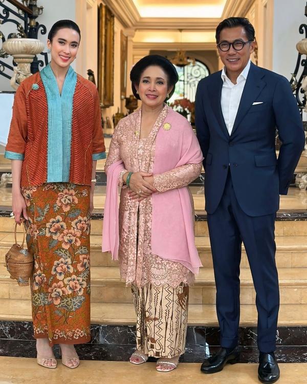 Widi 1 Widiyanti Putri Wardhana dengan kain orange. (Foto: Instagram)