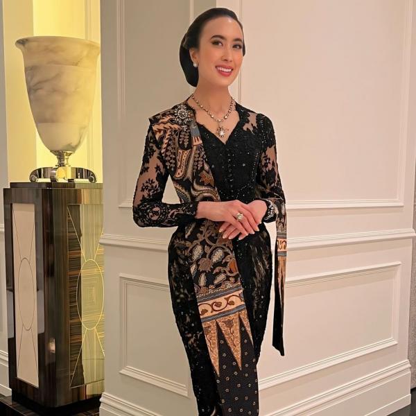 Widi 3 Widiyanti Putri Wardhana mengenakan kebaya hitam. (Foto: Instagram)