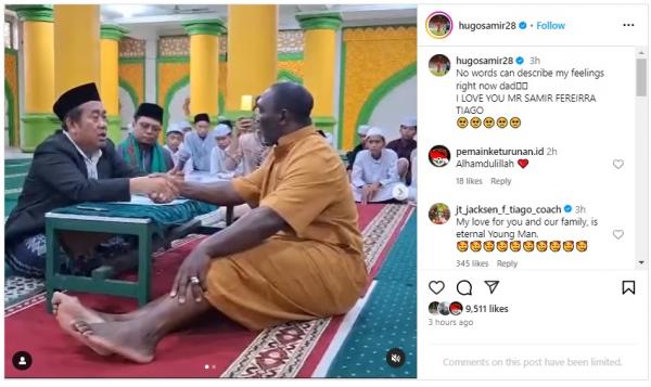 Jacksen F Thiago mengucapkan dua kalimat syahadat Jacksen F Thiago (kanan) mengucapkan dua kalimat syahadat di Pondok Pesantren Nabil Husein, Samarinda, Selasa (15/10/2024). (Foto: Instagram @hugosamir28)