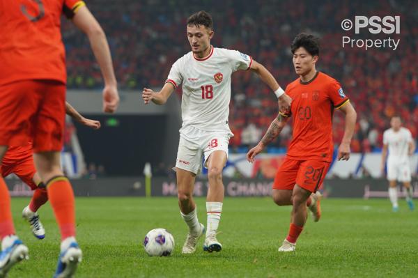 Gelandang Timnas Indonesia, Ivar Jenner (18), mendapat pengawalan dari para pemain China pada Kualifikasi Piala Dunia 2026 zona Asia di Qingdao Youth Football Stadium, Selasa (15/10/2024) malam. (Foto: PSSI)