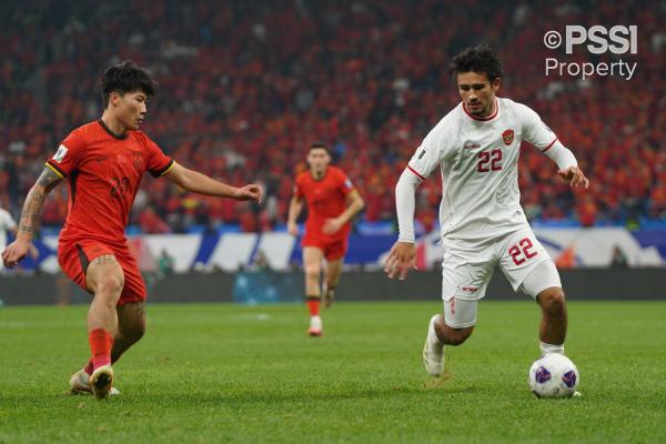 Gelandang Timnas Indonesia Nathan Tjoe-A-On (22) Gelandang Timnas Indonesia Nathan Tjoe-A-On (22) dipercaya menjadi starter saat melawan China pada Kualifikasi Piala Dunia 2026 zona Asia di Qingdao Youth Football Stadium, Selasa (15/10/2024). (Foto: PSSI)