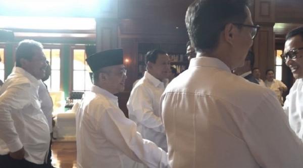 Pembekalan Calon Menteri Prabowo Hambalang Suasana pembekalan calon menteri Prabowo Subianto di Hambalang, Bogor. Pertemuan berlangsung hangat. (Foto: Jonathan Simanjuntak)