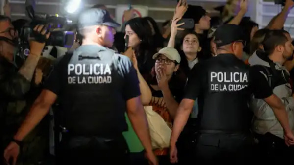 Fans di area hotel tempat Liam Payne tewas. (Foto: AP)