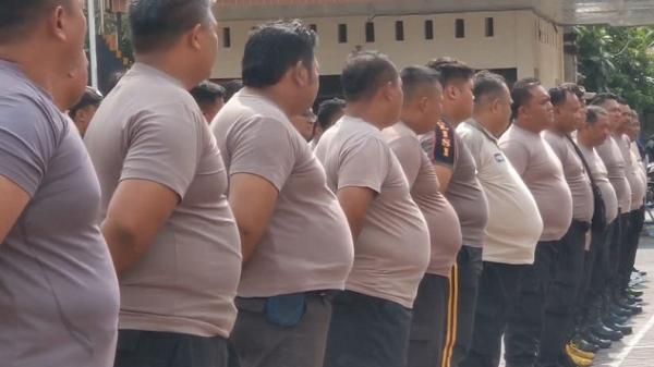 Polres Trenggalek polisi gendut Puluhan anggota Polres Trenggalek yang mengalami obesitas saat mengikuti program penurunan berat badan. (Foto: iNews/Anang Agus Faisal)
