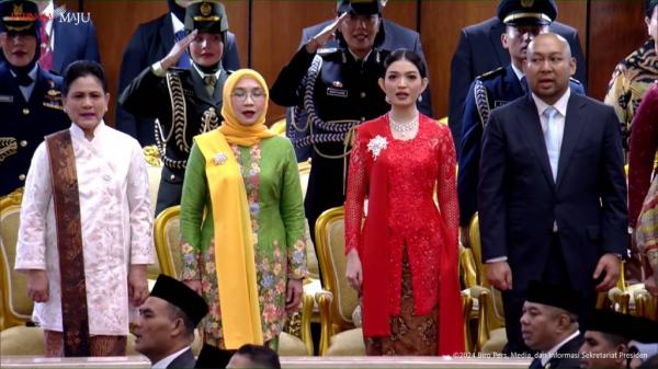 Iriana Jokowi dan Selvi Ananda Iriana Jokowi (paling kiri) dan Selvi Ananda (dua dari kanan). (Foto: Youtube/Sekretariat Presiden)