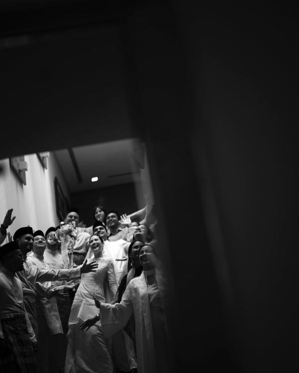 Pevita Nikah 5 Pevita, suami, dan orang terdekat mereka. (Foto: Instagram)