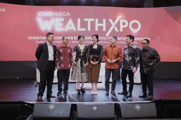 Jajaran Direksi CIMB Wealth Xpo Surabaya Jajaran Direksi CIMB Niaga bersama narasumber pada sesi Wealth Roundtable. (Foto: dok CIMB Niaga)