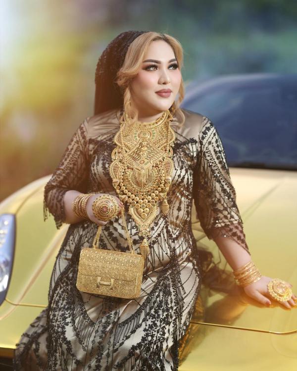 Mira dan emasnya Mira Hayati dan koleksi emasnya. (Foto: Instagram)
