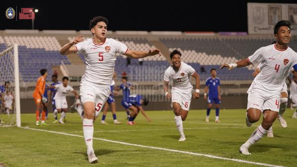 Mathew Baker merayakan golnya bersama Timnas Indonesia U-17 atas Kuwait pada laga pertama Kualifikasi Piala Asia U-17 2025. (Foto: X/Timnas Indonesia)