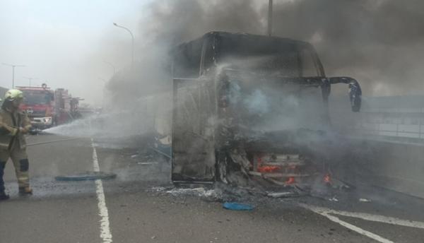 bus kebakaran Bus Pariwisata yang mengangkut sebanyak 58 anak TK terbakar di Jalan Tol Wiyoto Wiyono KM 03, Jatinegara, Jakarta Timur. (Foto istimewa).