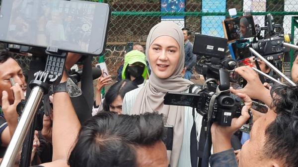 Paula Verhoeven sidang cerai Paula Verhoeven hadiri sidang cerai perdana. (Foto: Ravie Wardani)