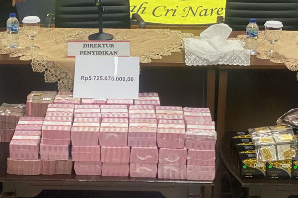 Barbuk Hakim Ronald Tannur 1 Kejagung juga memamerkan uang suap yang disita dalam kasus tersebut. (Foto MPI).