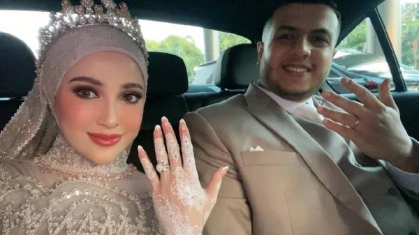 Miskah dan Yislam Miskah Shafa dan Yislam Jaidi pamer cincin nikah. (Foto: Instagram)