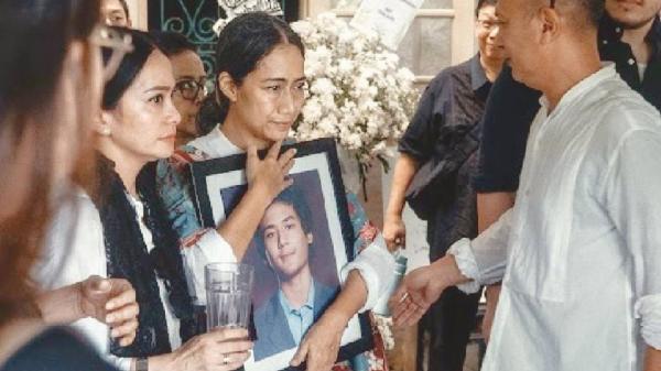 Nia Dinata menangis saat anak sulungnya meninggal dunia. (Foto: Instagram)