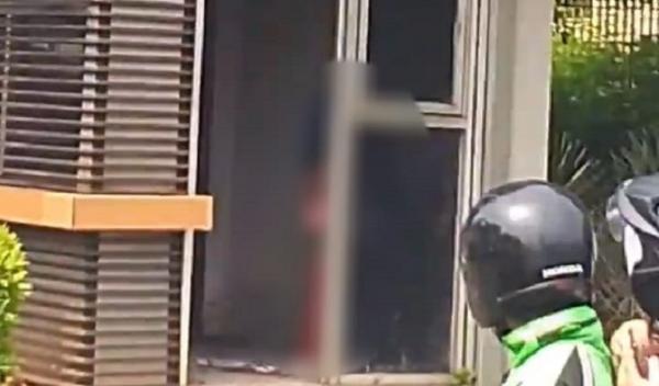 Pria bersenjata tajam menyekap bocah 7 tahun di Pos Polisi Pejaten Village, Pejaten, Pasar Minggu. (Foto istimewa).