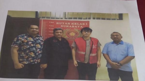 Ronald Tannur diserahkan ke Rutan Ronald Tannur di awal kedatangannya di Rutan Kelas I Surabaya. (Foto: Rahmat Ilayasan).