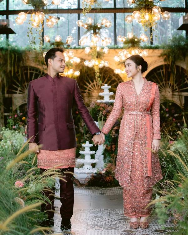 lamaran Febby dan Drajad Prosesi lamaran Febby Rastanty dan Drajad Djumantara. (Foto: Instagram)