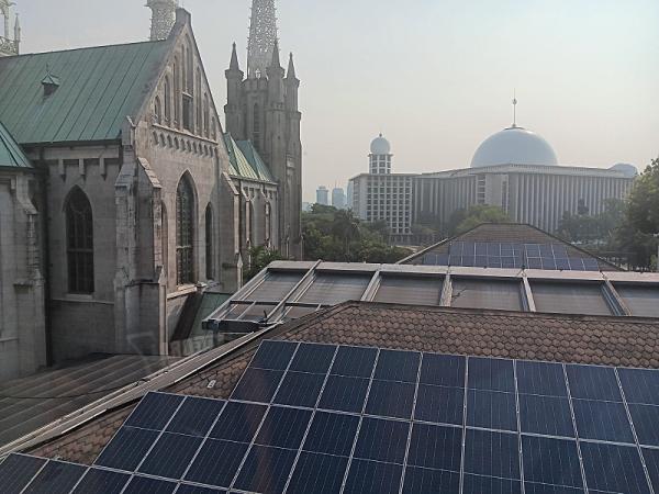 panel surya di Gereja Katedral Jakarta Gereja Katedral Jakarta menggunakan listrik dari tenaga surya. Penggunaan panel surya ini mampu menghemat biaya listri sekaligus menjadi bagian dari komitmen untuk menjaga bumi, sesuai pesan Paus Fransiskus dalam Ensiklik Laudato Si. (Foto: Irfan M)