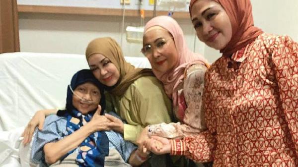 Dina Mariana dan sahabat. (Foto: Instagram)