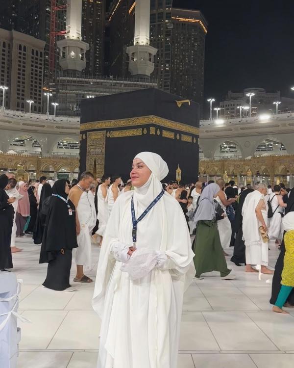 Momen saat Medina Dina Umrah. (Foto: Instagram)