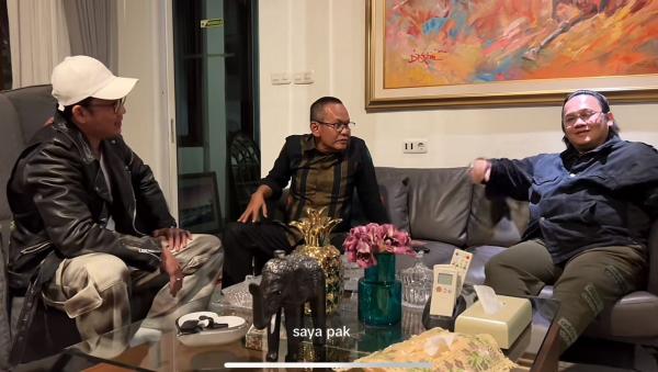 Denny di rumah Farhat Denny Summargo di rumah Farhat Abbas. (Foto: TikTok)