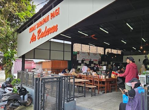 Kedai Aie Badarun salah satu tempat sarapan pagi favorit di Kota Bukittinggi. (Foto: ist)