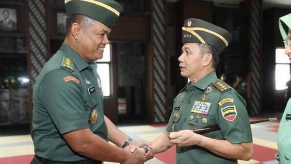 Sebanyak 12 perwira tinggi TNI AD naik pangkat pada 5 November 2024. Salah satunya Sesmenko Polhukam Mochammad Hasan yang resmi menyandang bintang 3 di pundak. (Foto: Dispenad)