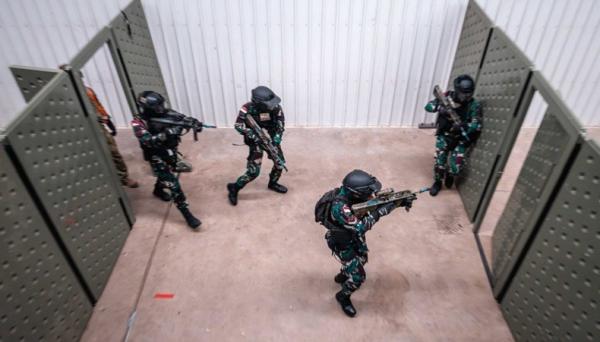 Tni Al 3 Aksi prajurit Marinir TNI AL melumpuhkan musuh berhasil memukau tentara Australia. (Foto Puspen TNI).